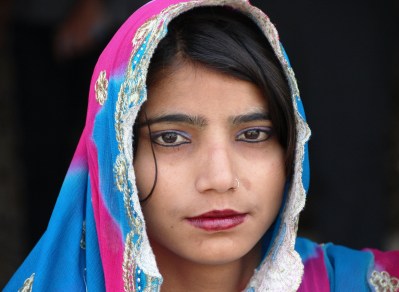 Indische Frau in blaupink